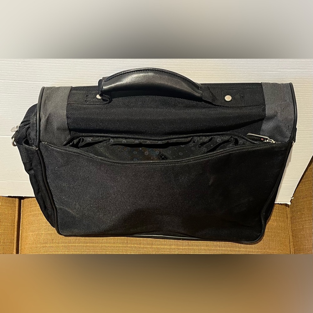 Foray Messenger Computer Shoulder Bag - Picture 7 of 15